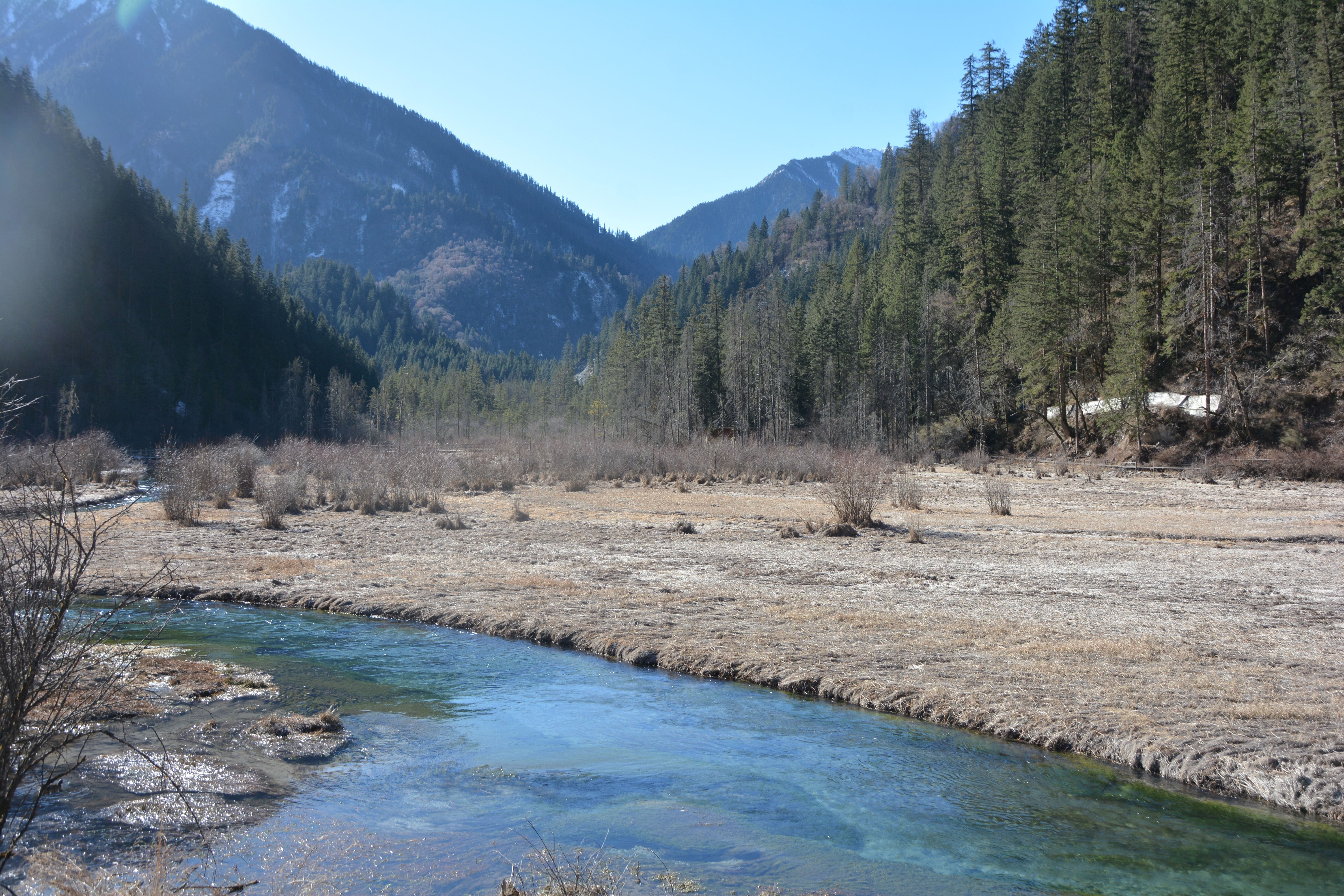 冬天是枯水期，可以看到湖底露出水面的景象