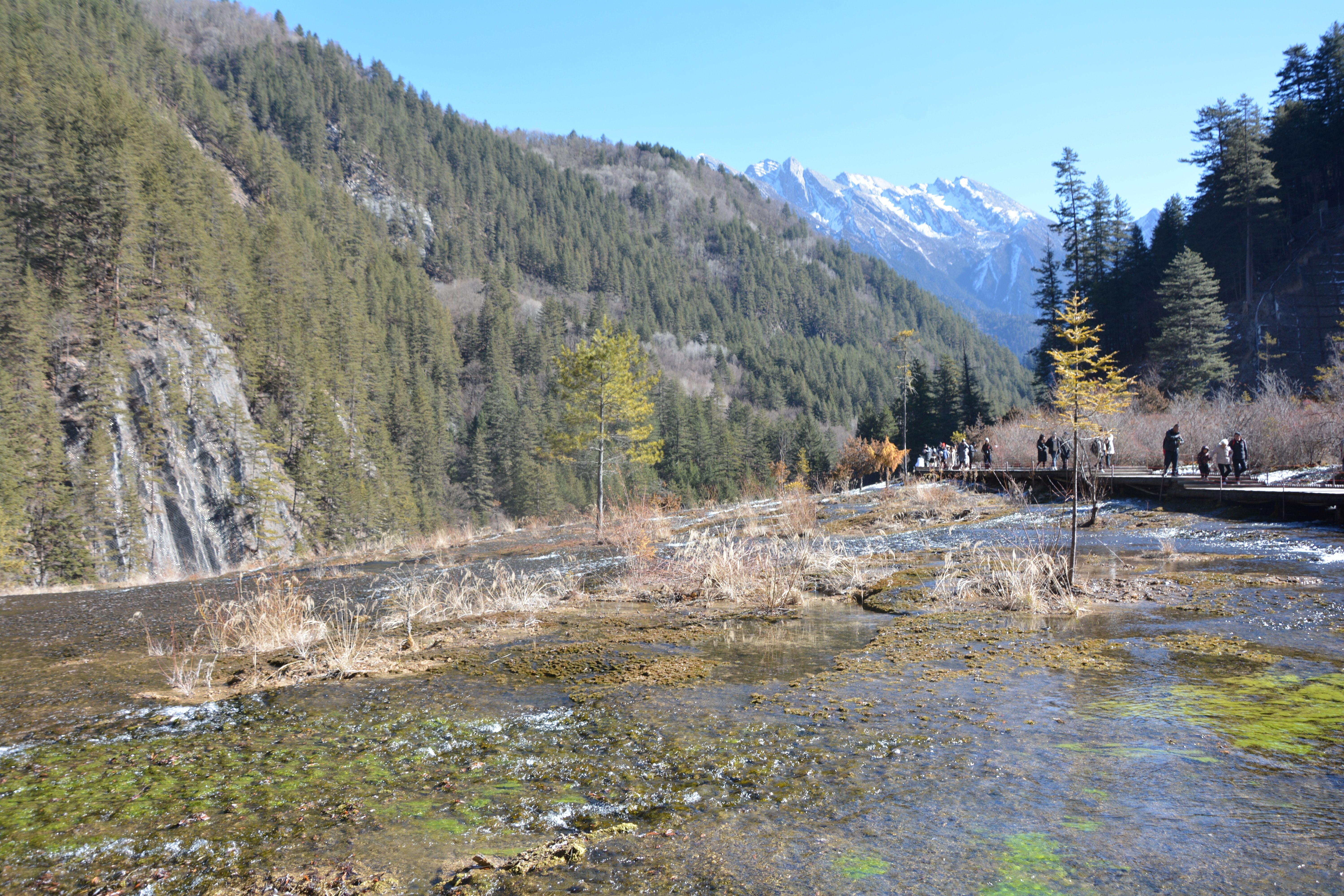 珍珠滩瀑布，虽然水不如夏天时多，但还是很喜欢这个以雪山为背景的角度