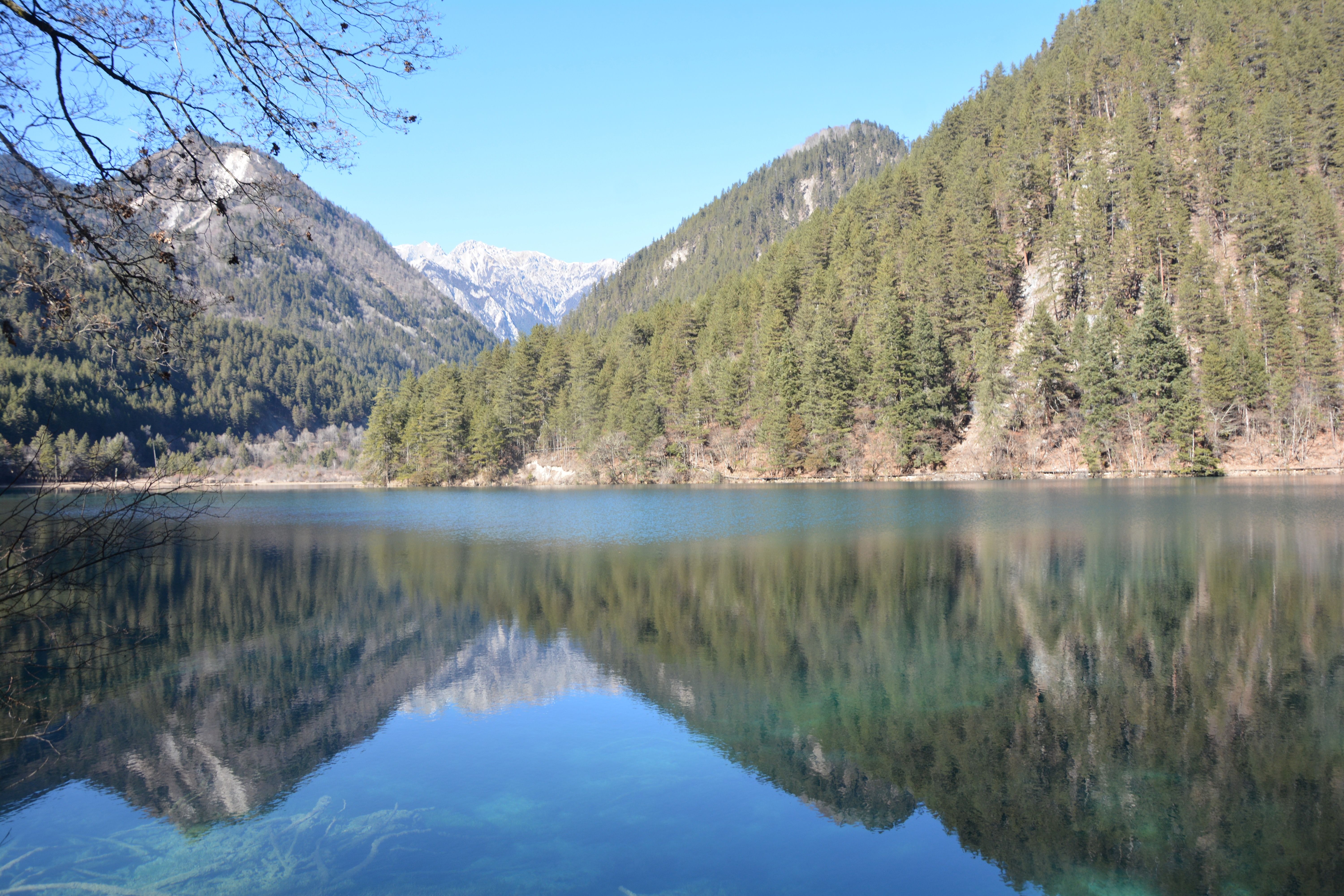 镜海，因水平如镜得名，可惜当天湖面仍然有一阵阵微风